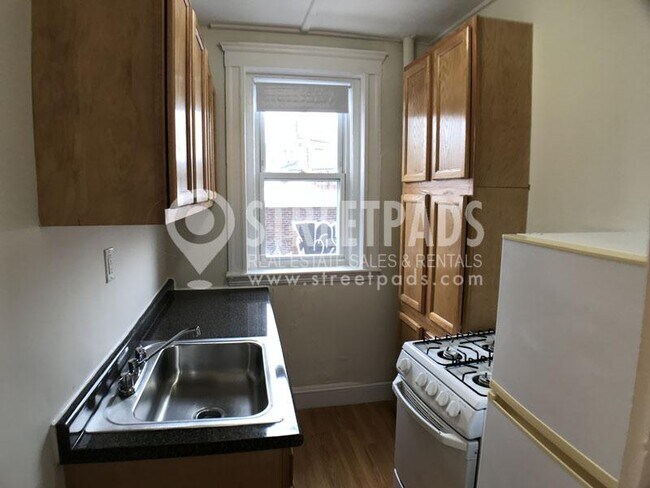 Building Photo - bedroom in Boston MA 02215