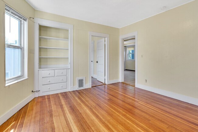 Building Photo - 38 Cameron St