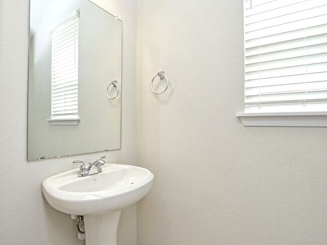 Building Photo - 5 BR + Office /2.5 BA - 2637 SF - Cloverleaf in SOUTH AUSTIN!