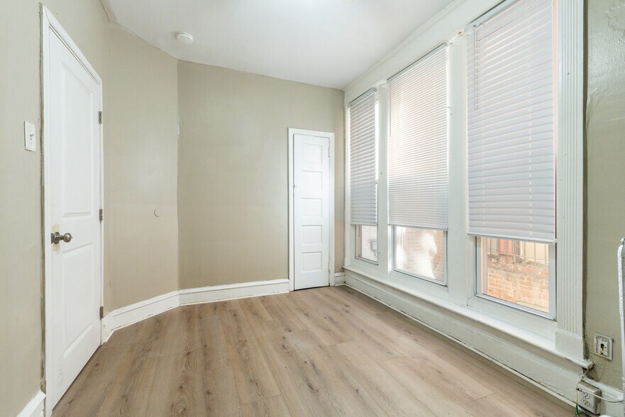 Building Photo - 3864 W Girard Ave