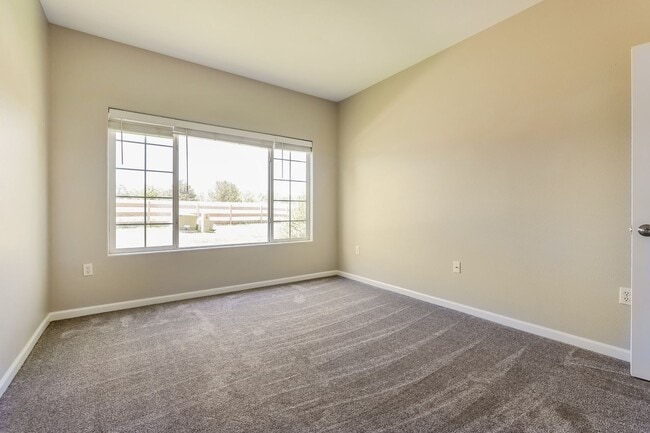 Building Photo - SW Littleton 3BR / 2BA Ground-Level Condo with Park Views!