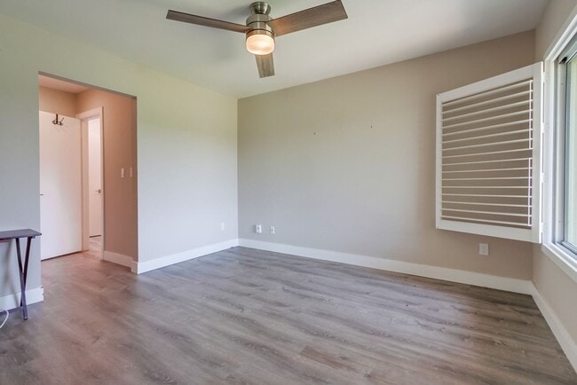 Building Photo - Gorgeous Upper Unit Condo in Fairway Knoll...