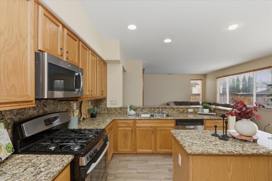 Building Photo - 39264 Memory Dr