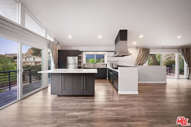 Building Photo - 8657 Valley Flores Dr
