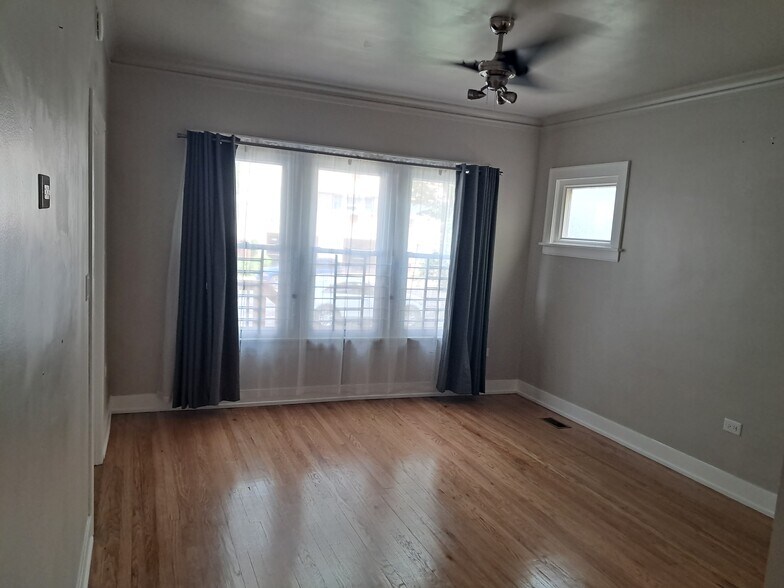 Living Room - 2221 W Touhy Ave
