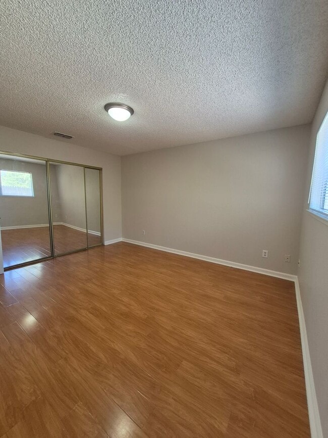 Building Photo - 7520 Blackthorne Way