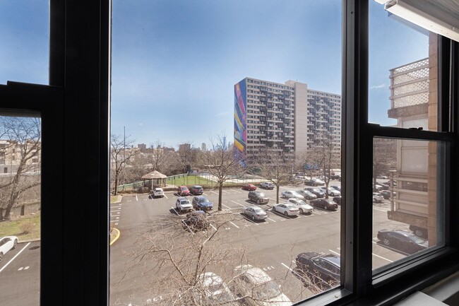 Building Photo - 201 St Pauls Ave