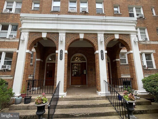 Building Photo - 1820 Clydesdale Pl NW
