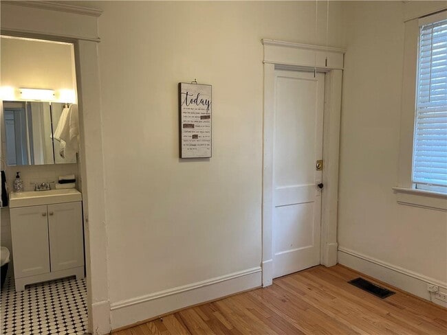 Building Photo - 1168 Orme Cir NE