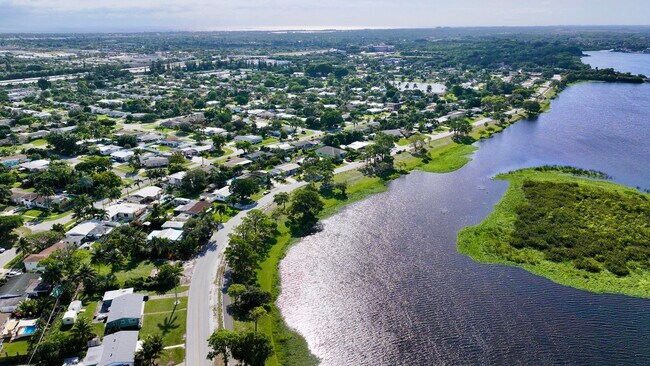 Building Photo - 1615 Crest Dr