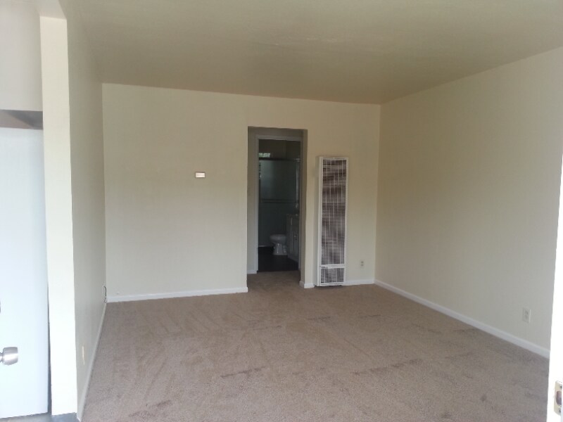 Building Photo - 914 College Dr