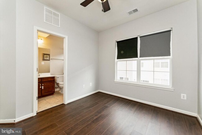 Building Photo - 7203 Silver Thorn Way