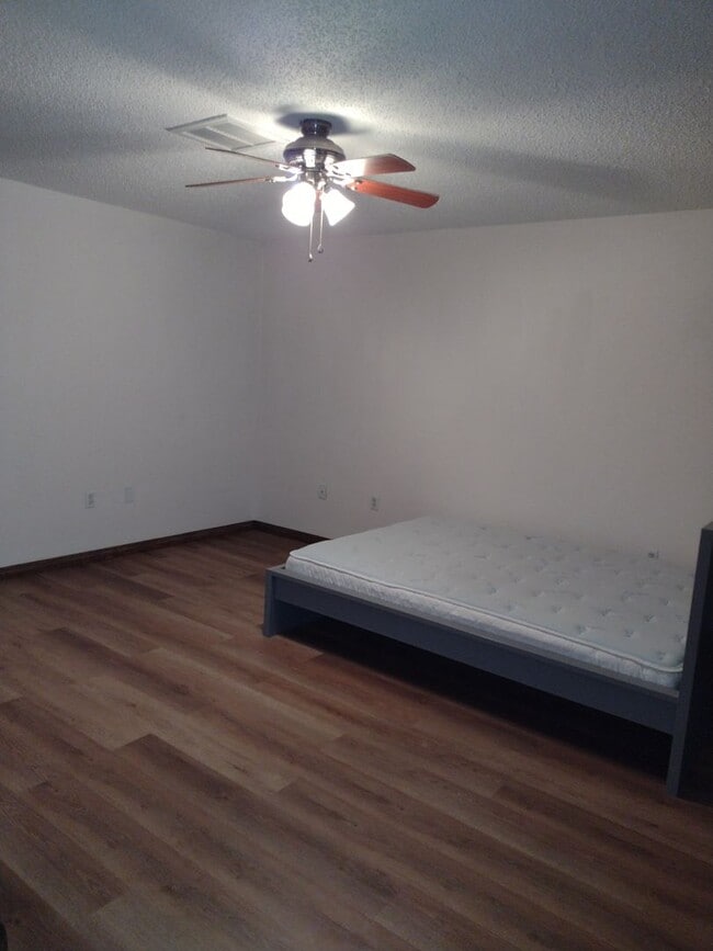 Building Photo - 3 - 2 in Fruitland Park