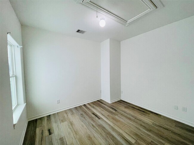 Building Photo - 3255 Real St
