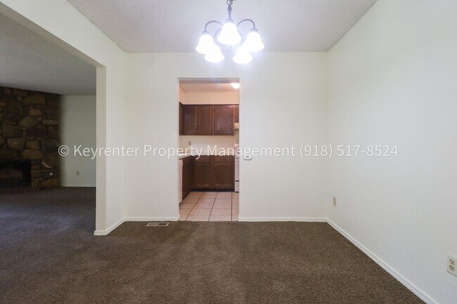 Building Photo - 1359 E 60th St