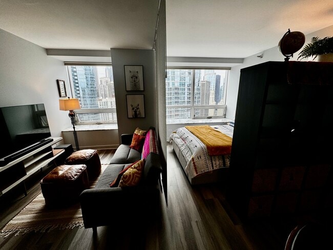 Building Photo - 512 N McClurg Ct