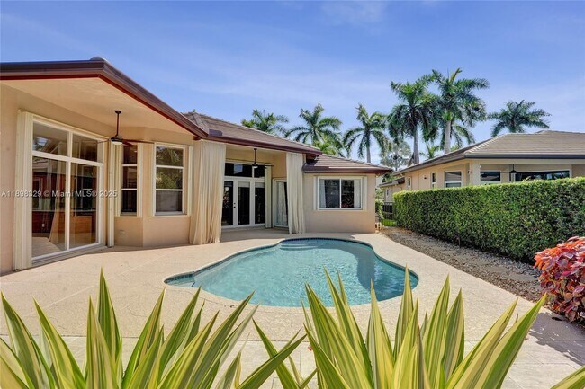 Building Photo - 2553 Jardin Manor