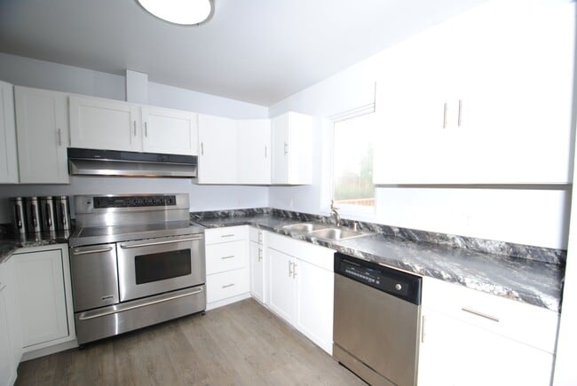 Building Photo - Gorgeous 4 bed / 2 bath with Heated Garage