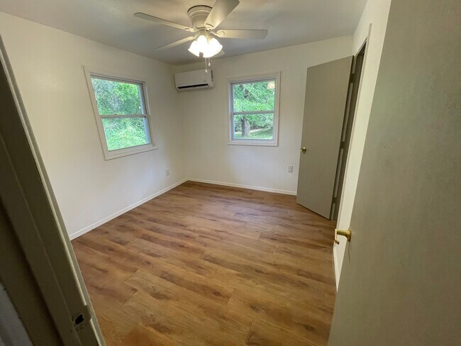 Building Photo - Lake Drive