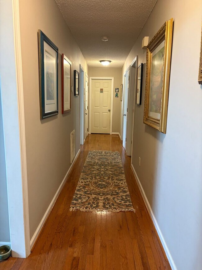 Building Photo - Large, private home in Rivercliff