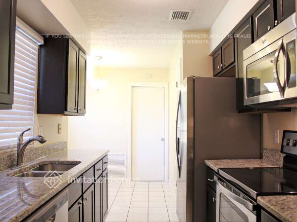 Building Photo - 8685 Brackenwood Dr