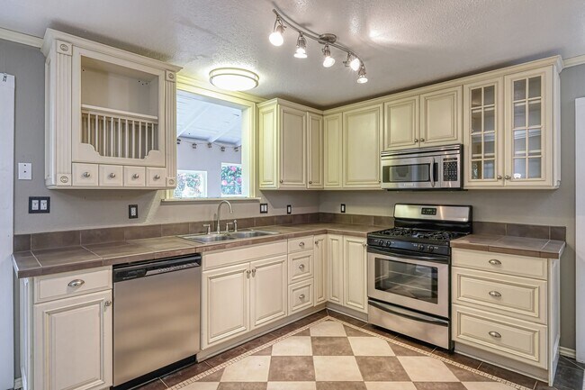 Building Photo - Charming 2 Bedroom, 1 Bathroom Chalet.