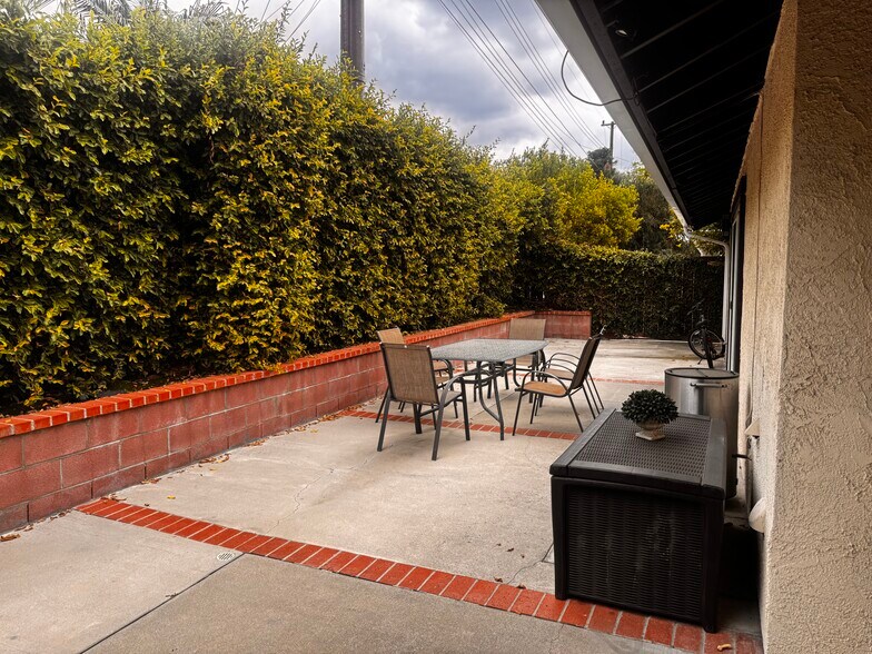 Building Photo - 925 Royal Oaks Dr