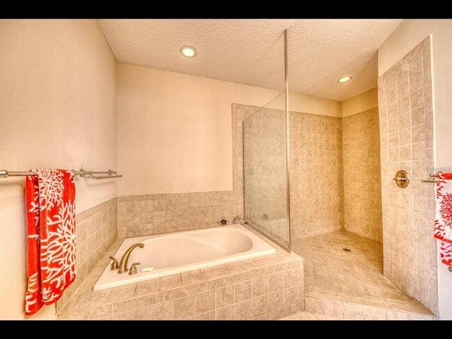 Building Photo - 1042 Bellasol Way