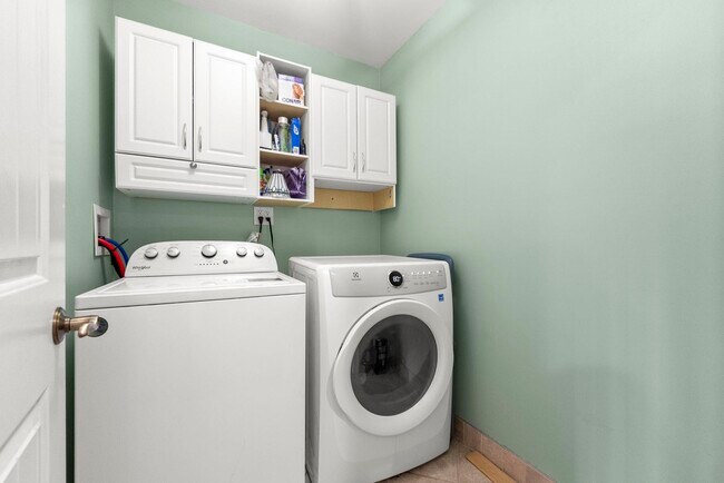 Building Photo - 77 W 17th St