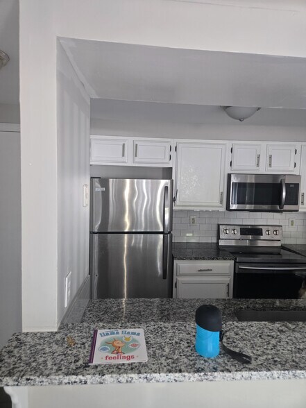 Primary Photo - Room in Apartment on Arlyn Cir