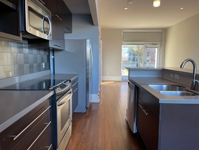 Building Photo - Contemporary Townhome East side of Downtow...