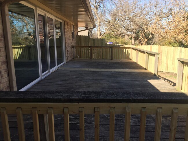 Building Photo - 407 N Carl St