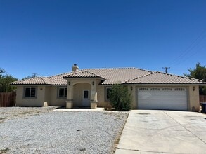 Building Photo - 4 bedrooms 2 bathroom home in Apple Valley!