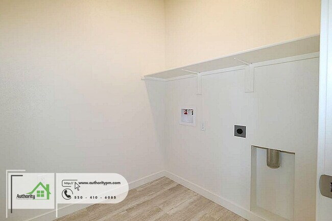 Building Photo - 2141 Hilltop Dr