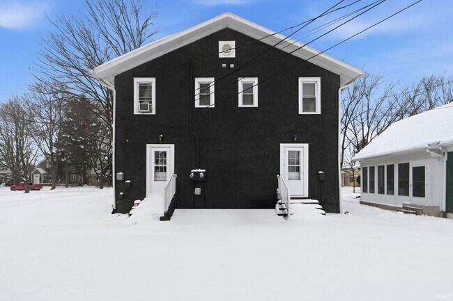 Building Photo - 3 bedroom available for immediate move i!