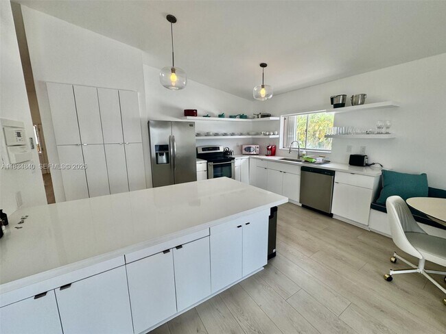 Building Photo - 10911 N Bayshore Dr