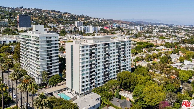 Building Photo - 818 N Doheny Dr
