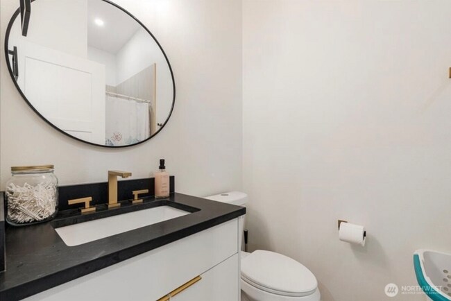 Building Photo - 520 Columbia St