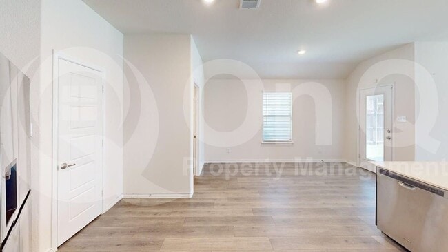 Building Photo - 402 Cliffmere Dr
