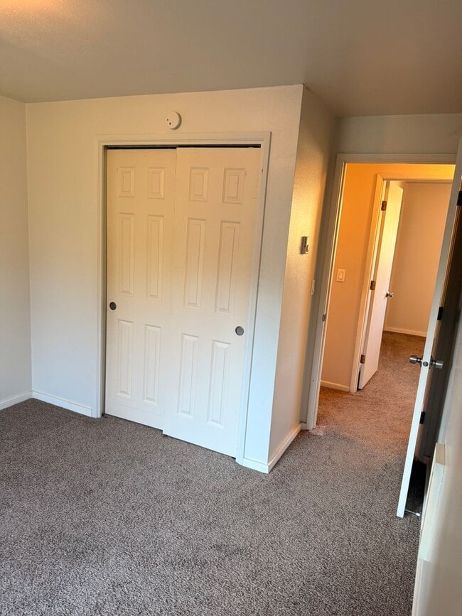 Building Photo - Super Cute Ranch Style 3 Bedroom 2 Bathroom Home!! Bright Kitchen! Fenced Backyard! Garage!