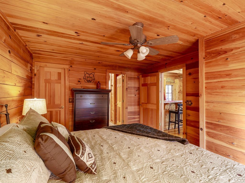 Master Bedroom - 404 Owls Brow