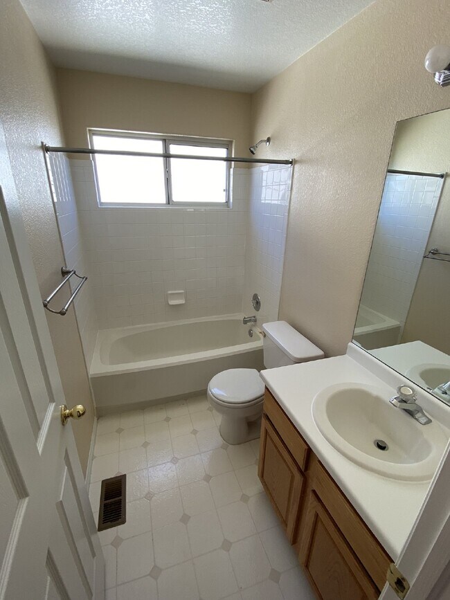 Building Photo - DON'T MISS!! 3BD/2BA Single Family Home in Parker, Water & Mowing Included!!!!