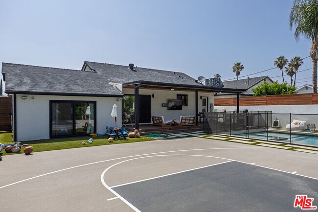 Building Photo - 6610 Farralone Ave