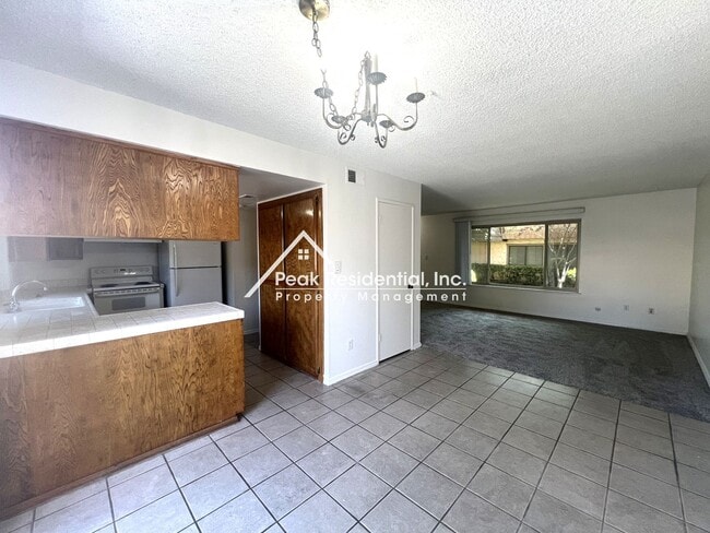 Building Photo - Spacious Carmichael 2bd/2.5ba Townhouse wi...