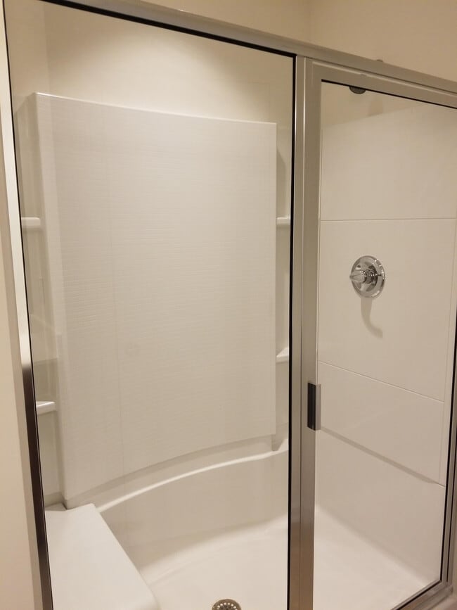 Building Photo - 49 E Grove Point Dr