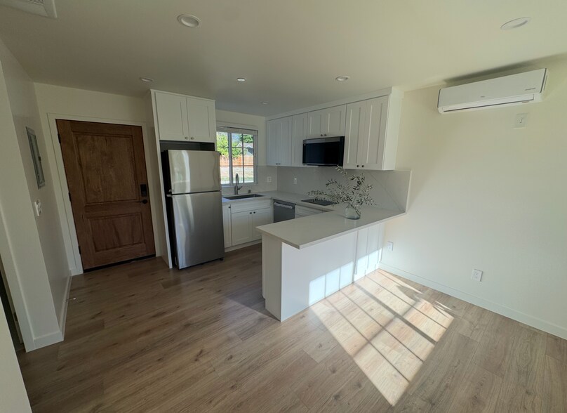 Full-size kitchen with dishwasher and microwave - 230 W Cedar Ave