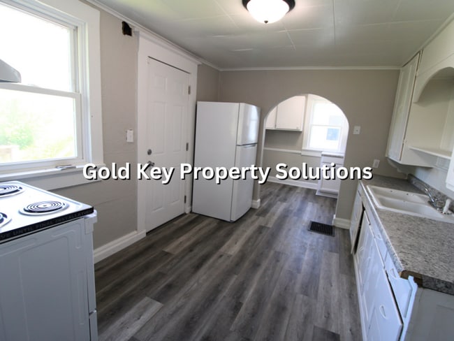 Building Photo - COMING SOON!! Spacious 3 BR 1 BA with Covered Porch and Garage (SECTION 8 APPROVED)