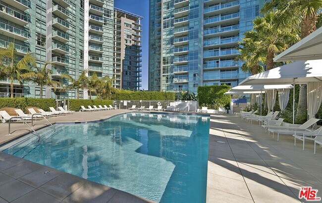Building Photo - 13700 Marina Pointe Dr