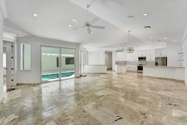 Building Photo - 3555 Commodore Cir