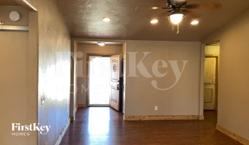 Building Photo - 613 S Avery Dr